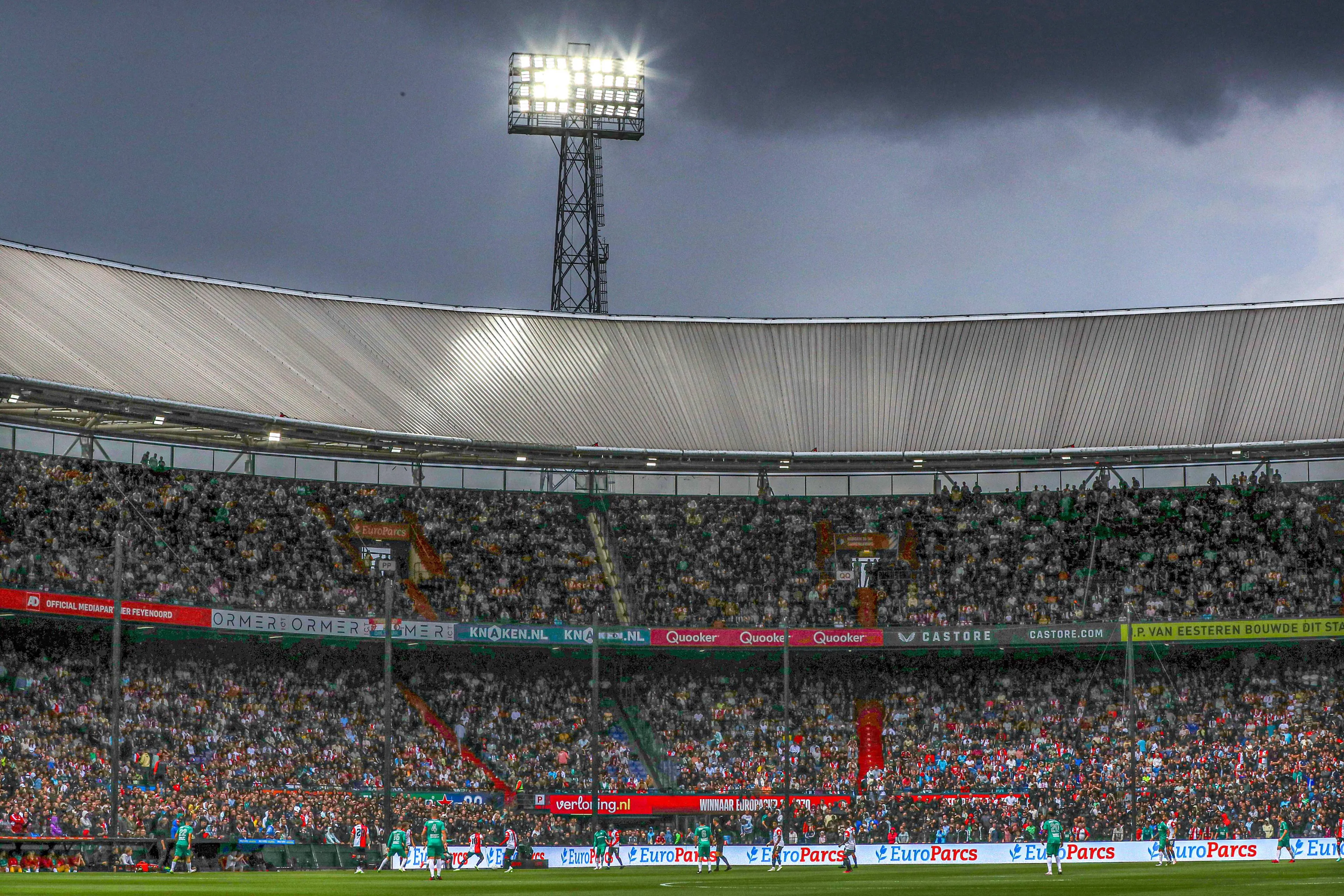 Interesse in Feyenoord-uitblinkers neemt ongekende vorm aan: 'Meer dan twintig scouts in De Kuip'