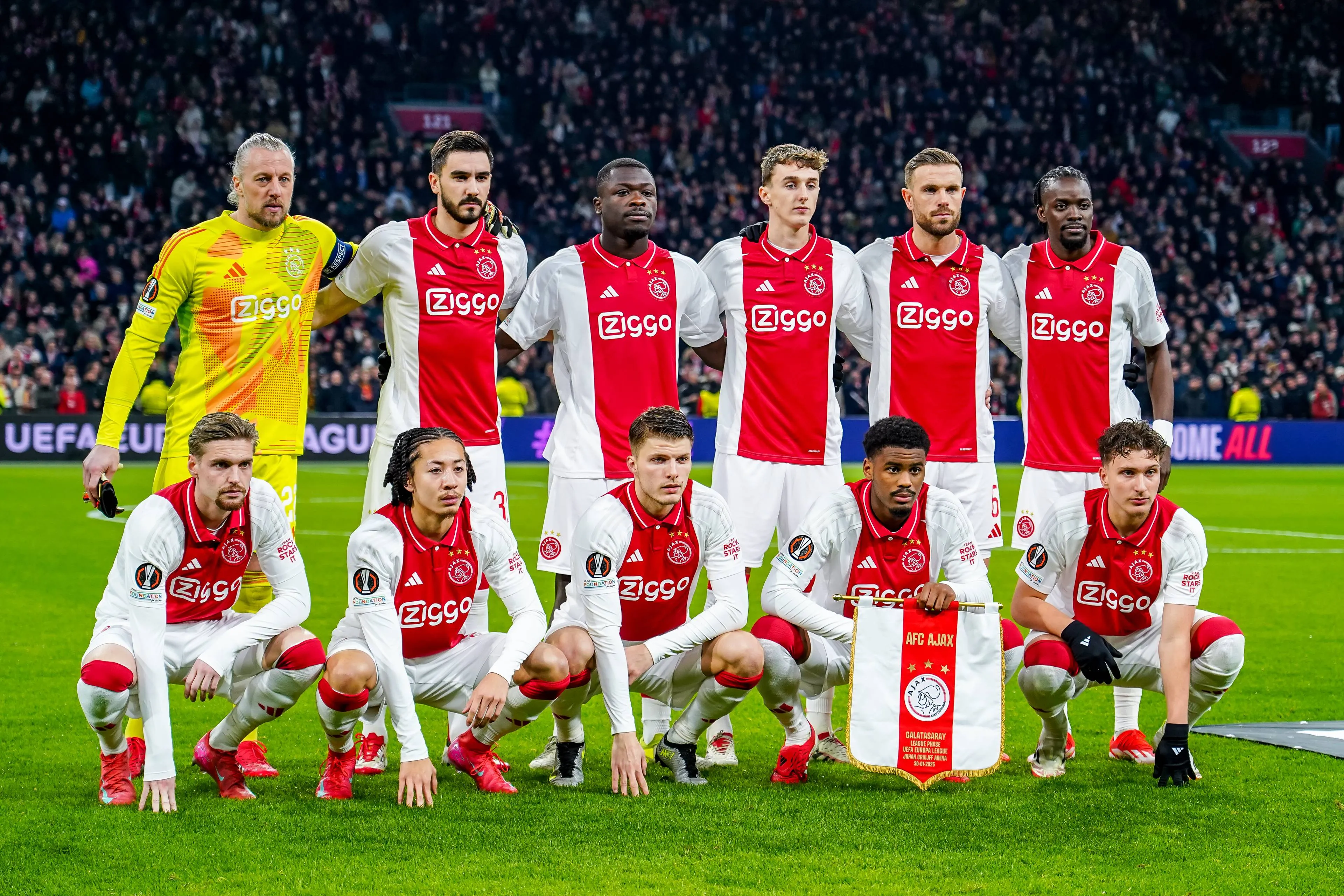 Ajax mikt op verkoop twee sterkhouders wegens contractsituatie