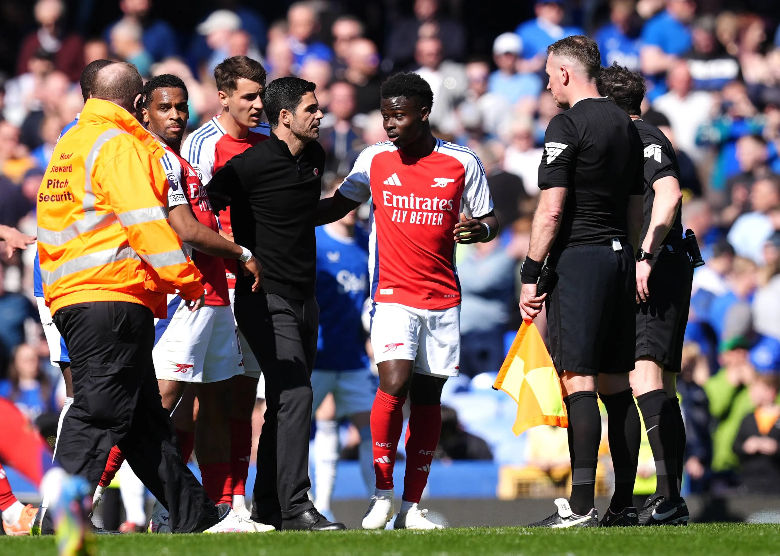 Arne Slot koerst af op titel na controversiële penaltybeslisser tegen Arsenal: 'Op geen enkele manier'
