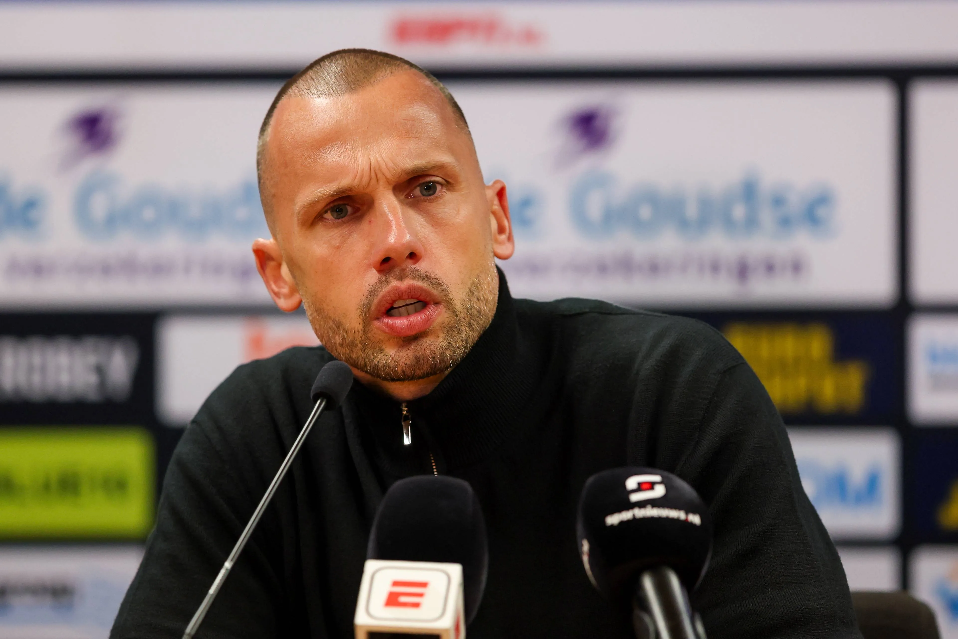 Nieuwe zorgen voor John Heitinga: Ajacied haakt geblesseerd af bij nationale ploeg