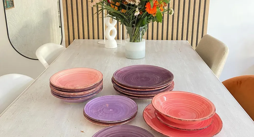 Deze prachtige roze bordenset van Action is perfect voor Moederdag