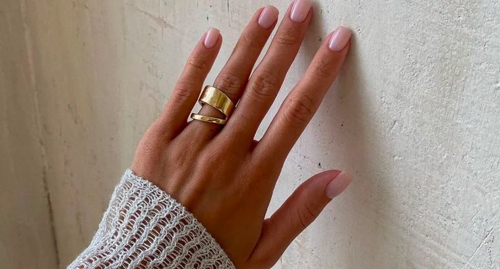 Zo creëer je 'clean girl nails' zonder bezoekje aan een nagelsalon
