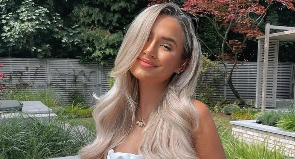 Oeh: Molly Mae showt nieuwe haarlook en zo creëer je 'm zelf