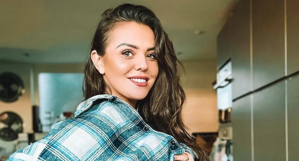 Laura Ponticorvo deelt zonnig bikinikiekje van groeiende babybuik