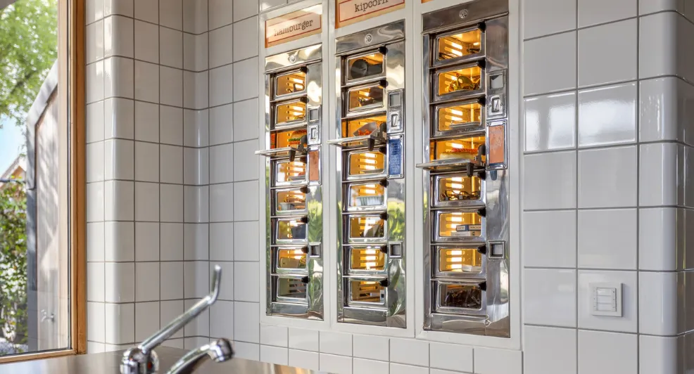Goals: huis met snackmuur staat te koop op Funda