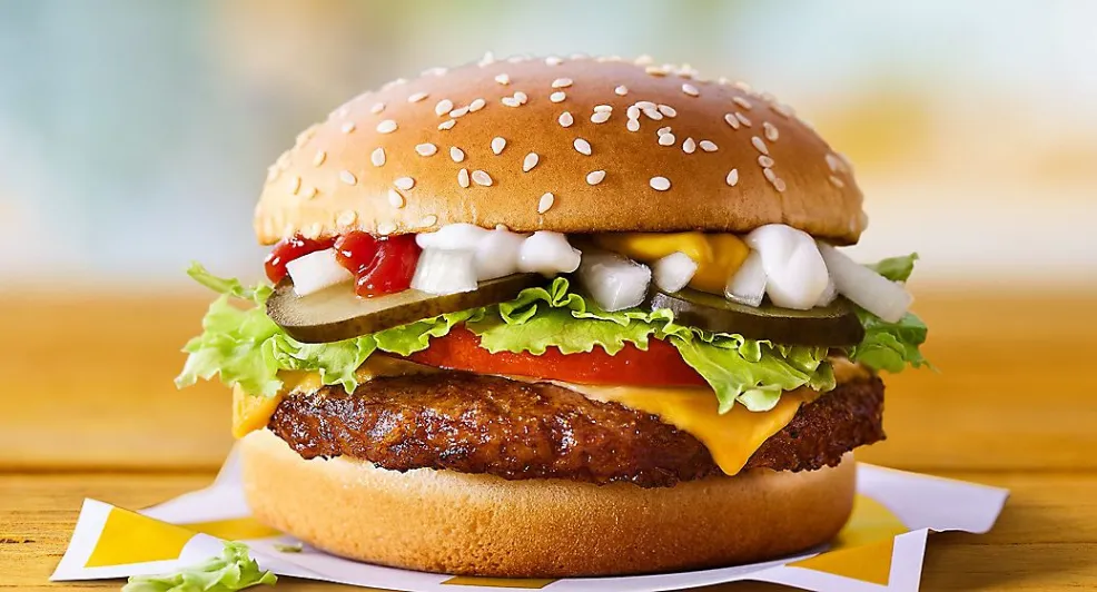 Morgen kun je op déze manier een gratis burger krijgen bij McDonalds