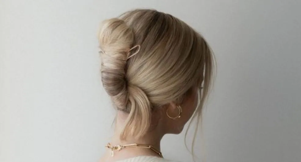 Geen zin om je haar te doen? Met een French pin creëer je snel een classy look