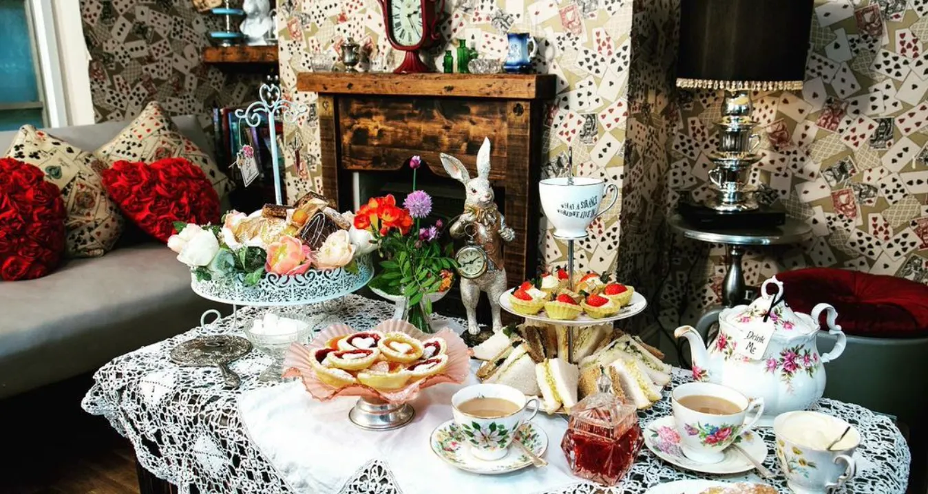 In Engeland kun je in een hotel met Alice in Wonderland thema slapen
