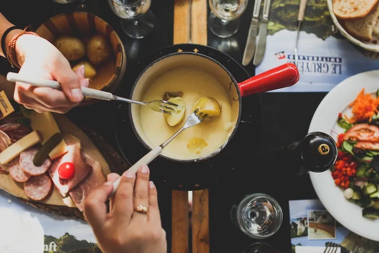 Dit heerlijke kaasfondue recept is de basis voor een fijne thuisdate