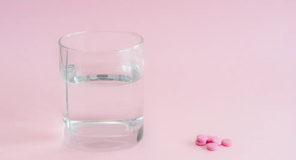 Medicatie innemen: dit gebeurt er als je dit met frisdrank of koffie doet