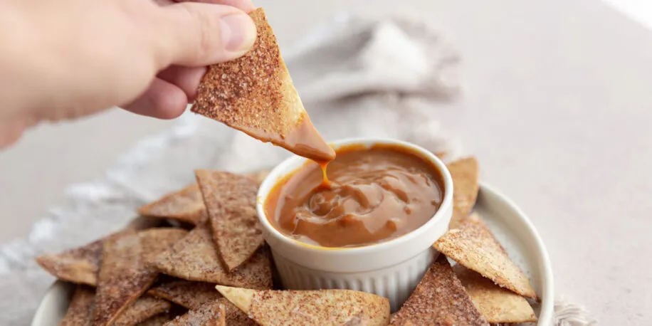 Zin in zoet? Probeer deze zoete tortilla chips met karamelsaus