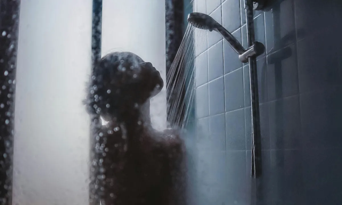 Bizar: vrouw doucht slechts één keer per week en ervaart niets dan voordelen
