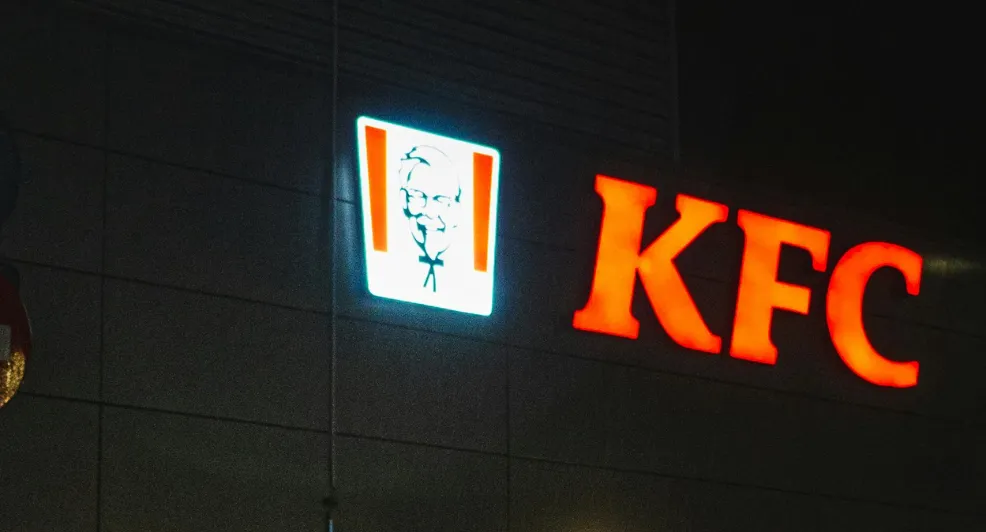 Snacken na het stappen? Check de Nacht KFC voor een heerlijke kipsalon!