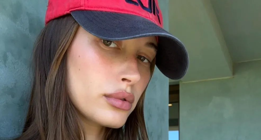 Hailey Bieber verklapt hoe ze haar peachy beachy make-up look maakt