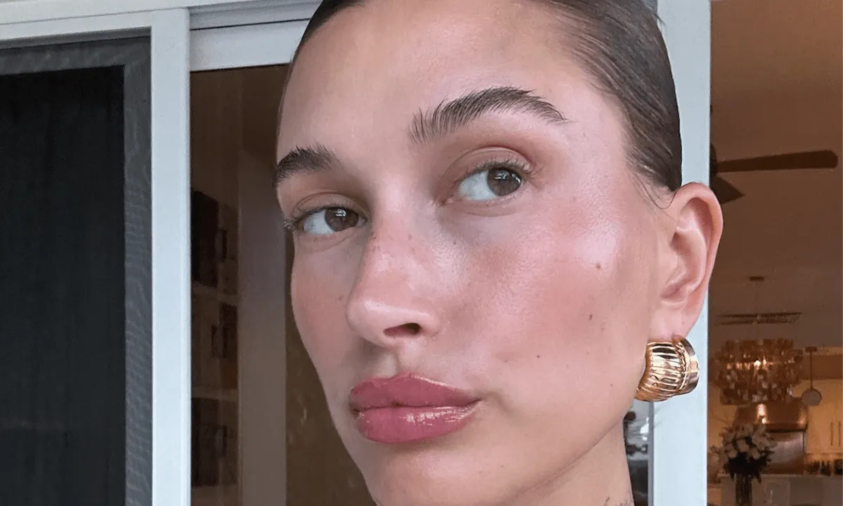 Hailey Bieber zweert bij déze toner voor een perfecte huid