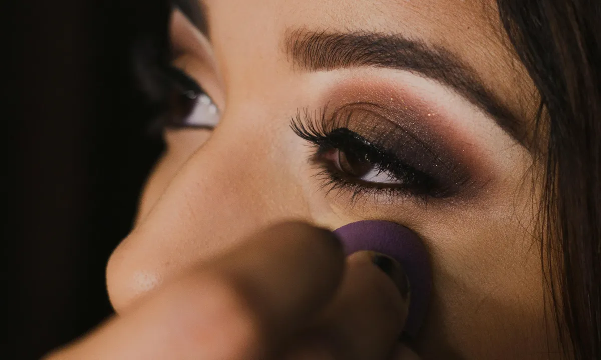 Zó zorg je ervoor dat make-up onder je ogen niet halverwege de dag verdwijnt