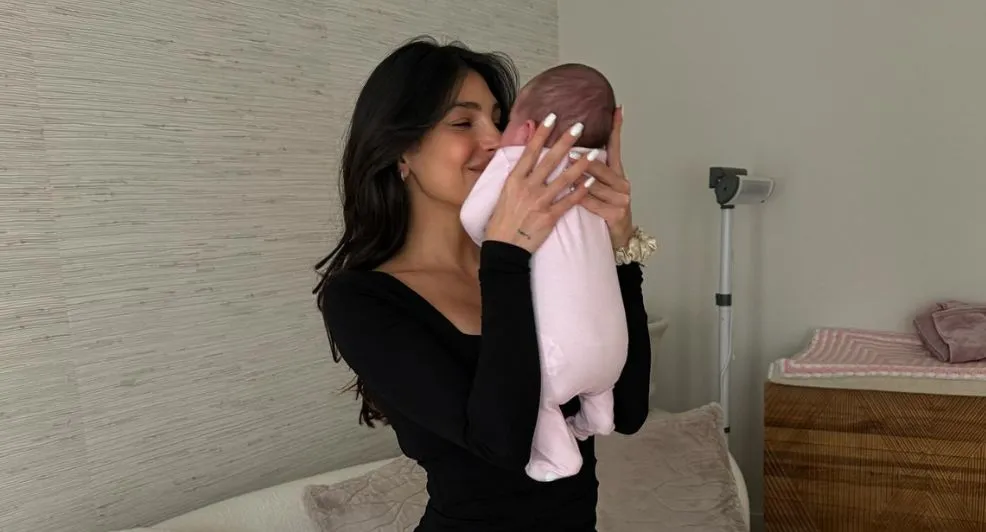 Anna Nooshin over moederschap: "Ik ben obsessed met haar"