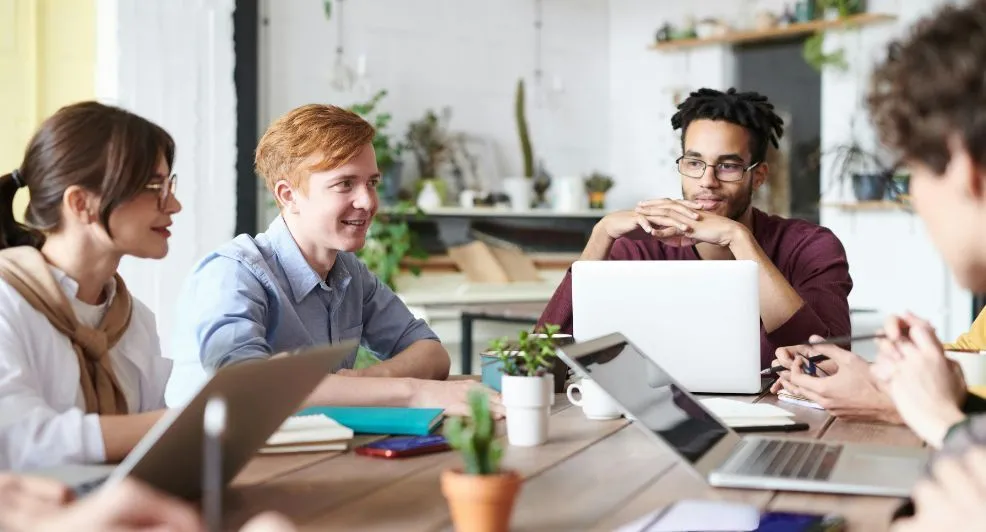 Lekker collegiaal: 4 kleine dingen waar jij je collega's ontzettend mee helpt - en jezelf dus ook