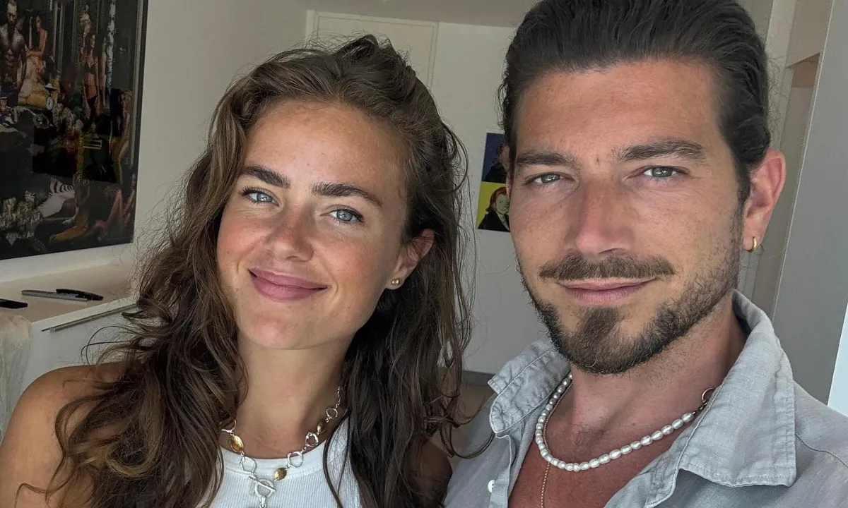 Oei! Bachelors Rien is gespot met een dame op Ibiza (en het was geen Femke)