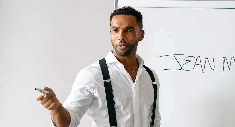 Lucien Laviscount over de opvallende outfits in Emily in Paris