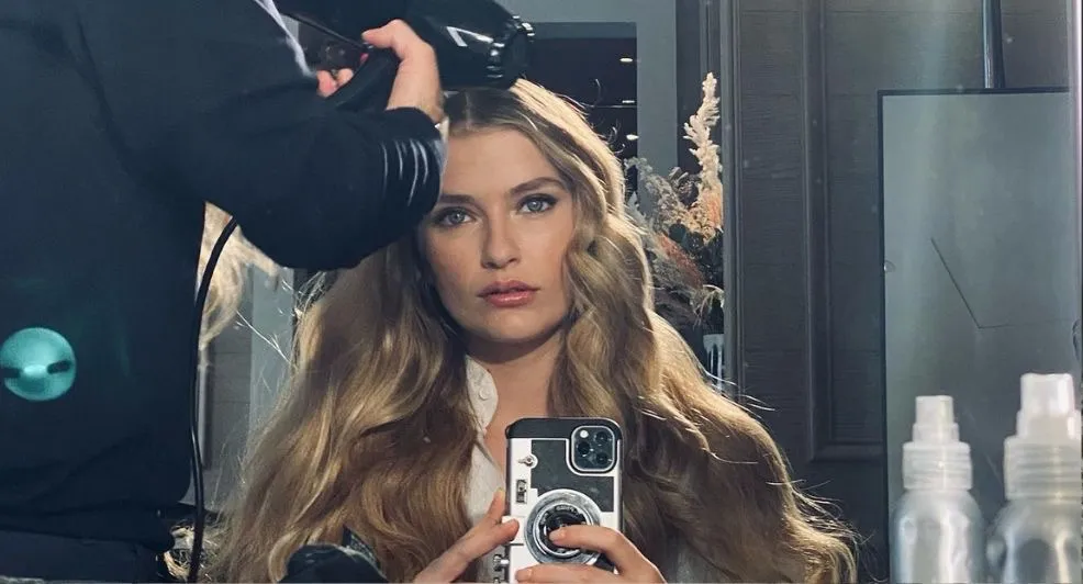 Lokken als die van Camille uit Emily in Paris? Dít is haar haarroutine