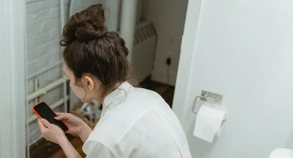 Science says: dít is waarom je die telefoon niet mee moet nemen naar het toilet