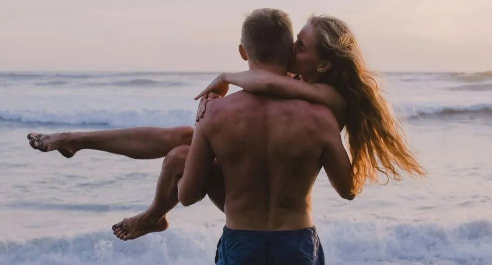 Zoë (28): "Mijn vakantieflirt bleek mijn nieuwe collega te zijn, en dat veranderde alles op kantoor"