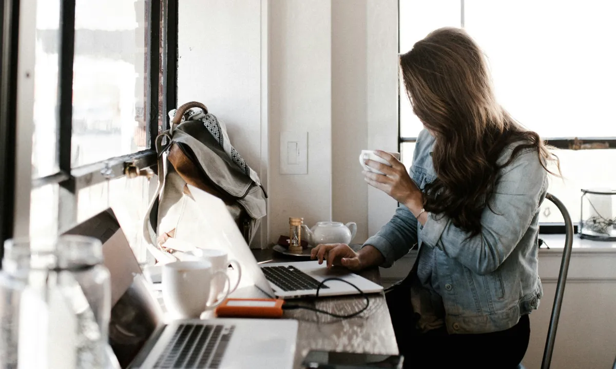 Rug recht, kin omhoog: deze tips helpen je een betere houding aan te nemen