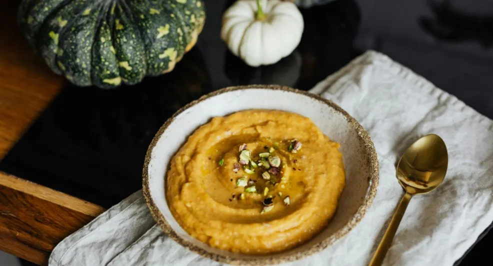 Comfortfood in een handomdraai: romige pompoensoep met kokosmelk