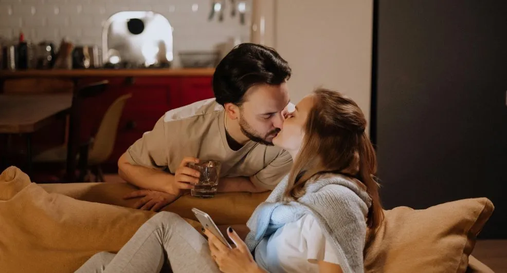 Boost je relatie: waarom filmavondjes meer doen dan je denkt