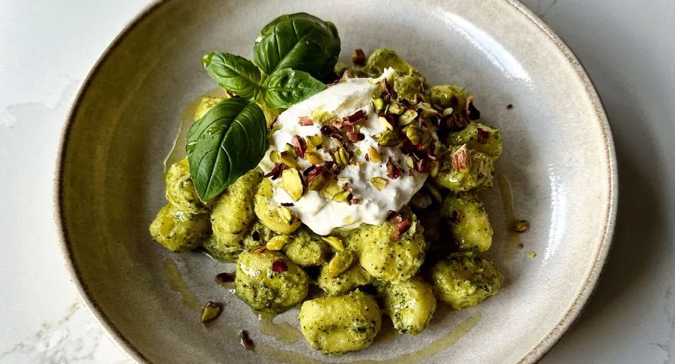 Op zoek naar een lekker gnocchi recept? Maak déze met courgettepesto en pistache