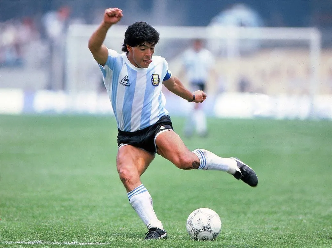 Een ode aan Diego Armando Maradona: hoe Pluisje de wereld veroverde met zijn magische voeten