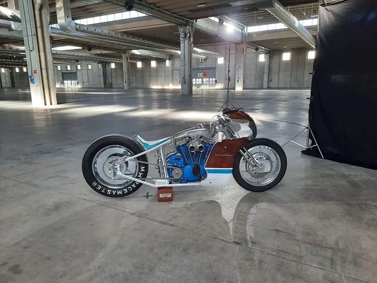 De Ghisarama is een klassieke Lamborghini gedreven Riva op een Harley Davidson
