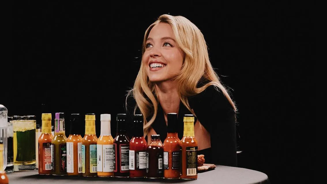 Sydney Sweeney on fire in Hot Ones: pittige vragen en hete chicken wings