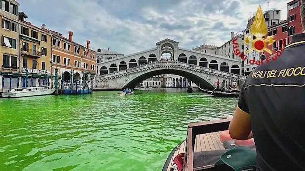 4436963 water in venices grand canal turns green