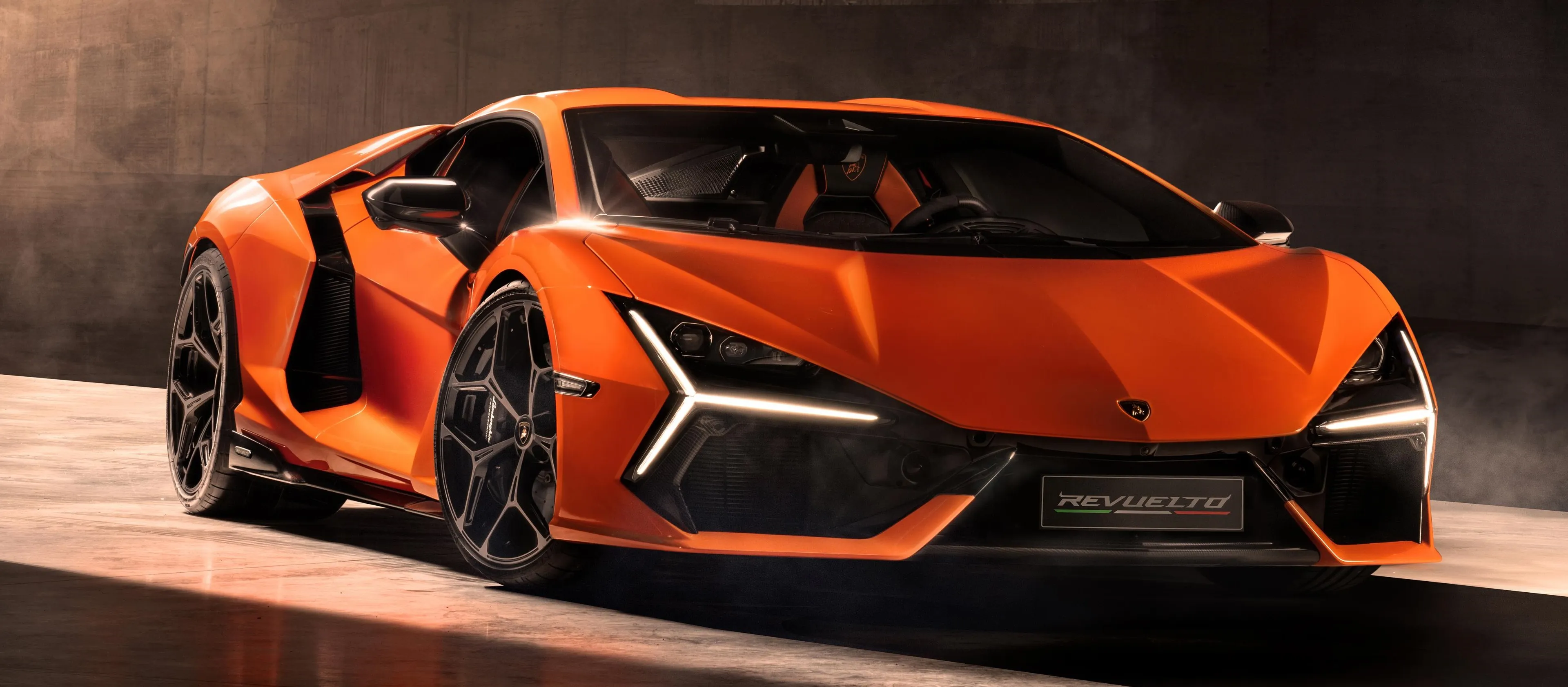 Vers van de pers: dit is de gloednieuwe & onwijs dikke Lamborghini Revuelto