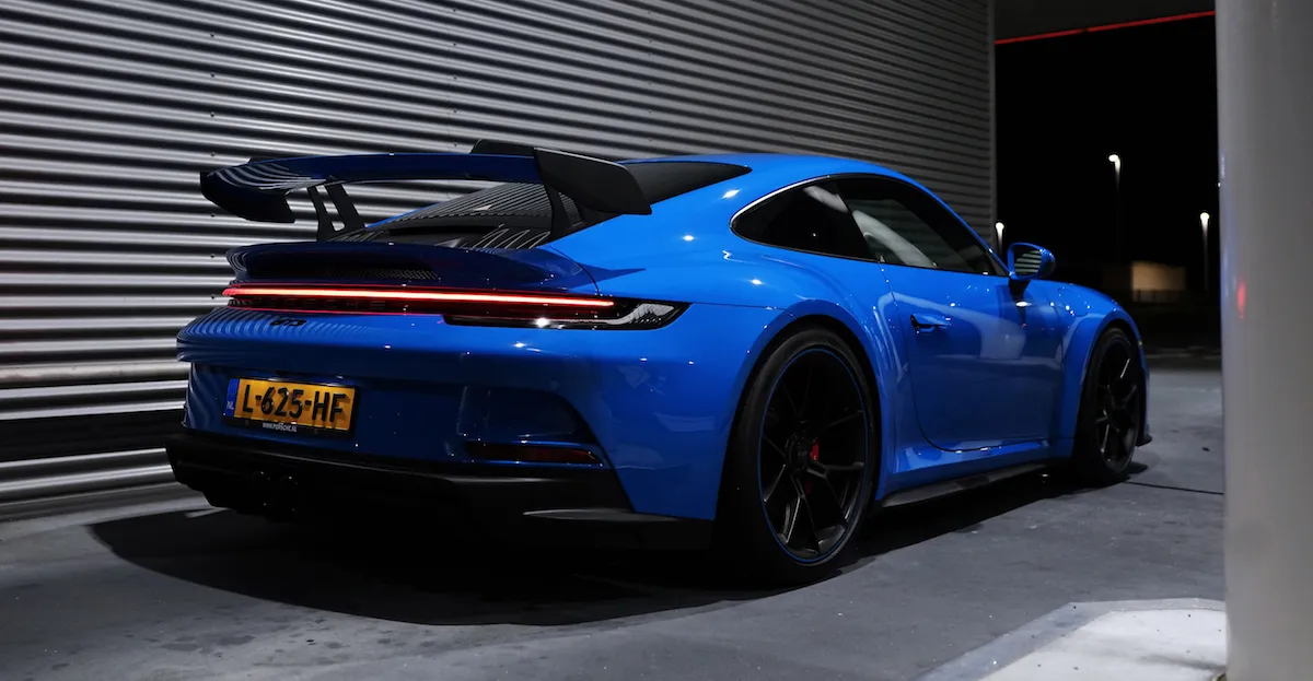 Porsche 911 GT3 is volbloed raceauto die toevallig kentekenplaten heeft