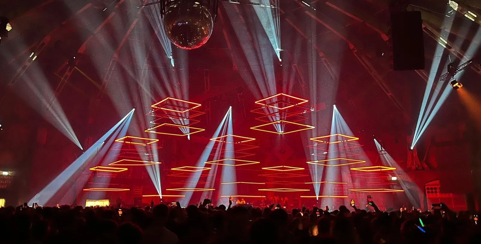 22 feesten, 270.563 stappen en 95 uur party: dit was FHM’s ADE Marathon 2022
