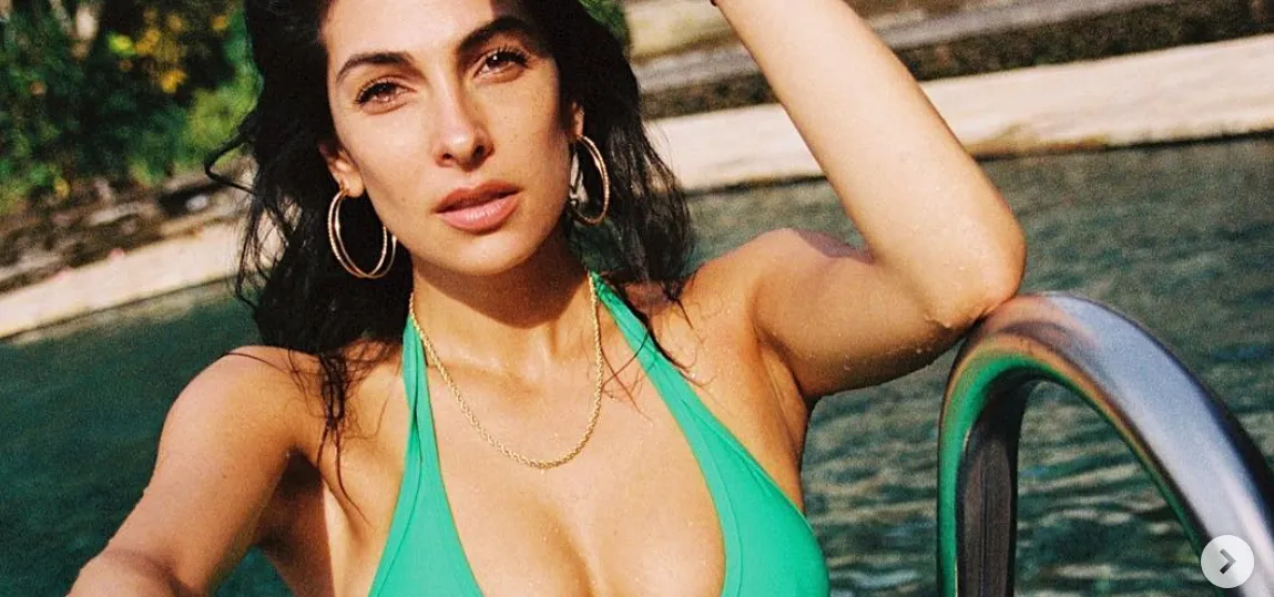 Anna Nooshin klimt uit het zwembad in opzienbarend groen badpakje