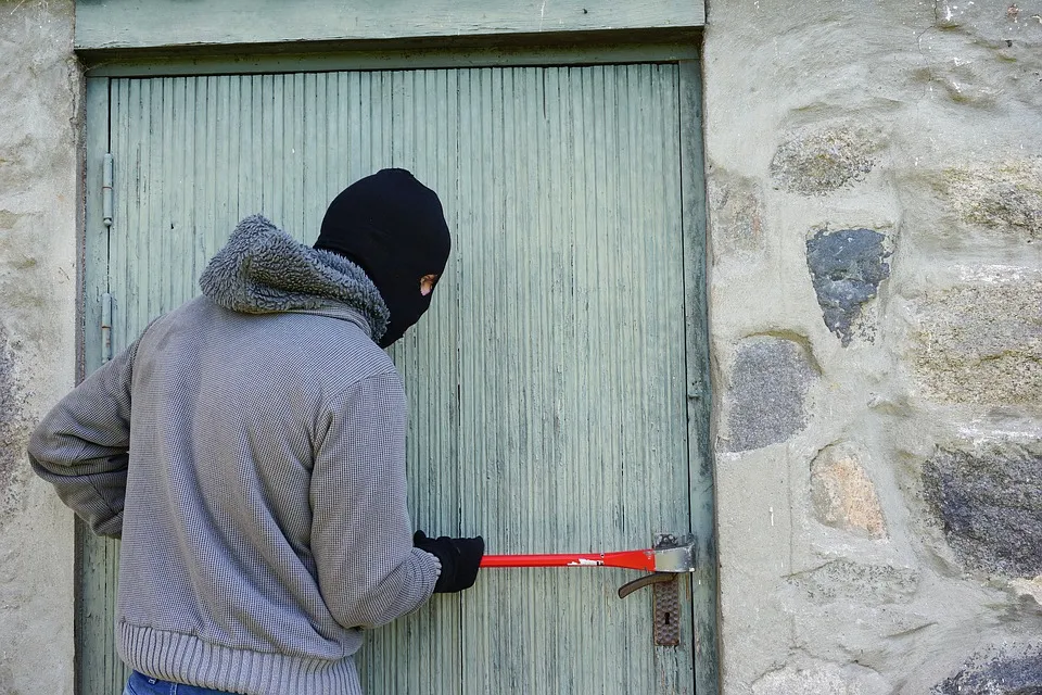 balaclava break into burglary crowbar thief 1562699