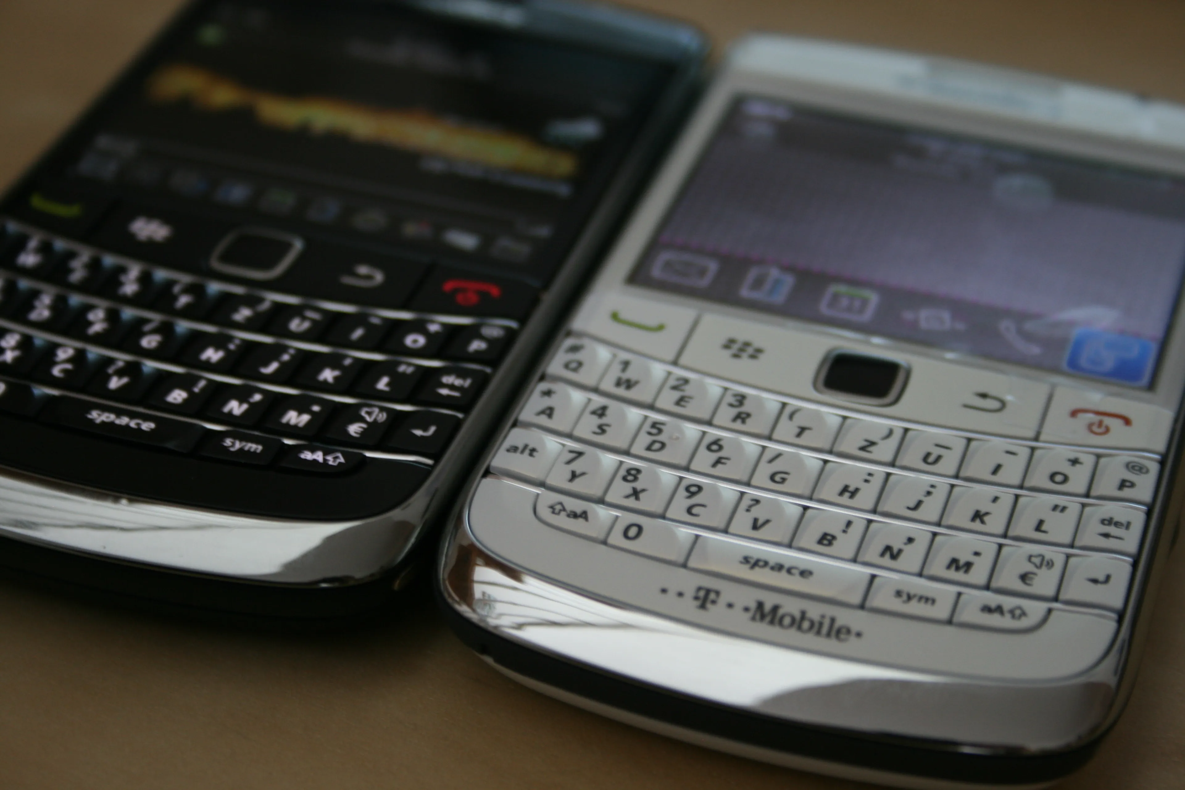 blackberry 9700 white and black