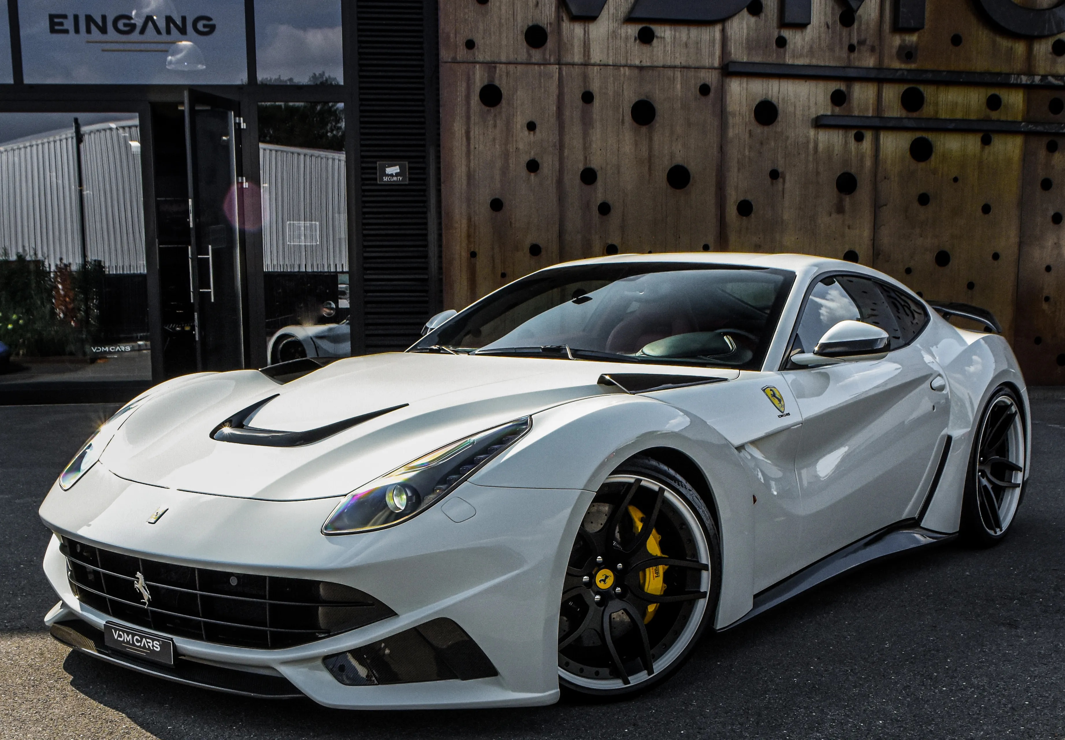 VDM-Cars laat jou de prins in het witte paard zijn met deze Ferrari F12