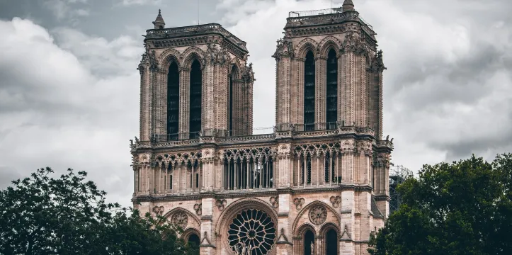 Eeuwenoude sarcofaag gevonden bij restauratie van de Notre Dame