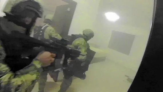 Rondvliegende kogels en granaten bij de spectaculaire aanhouding van El Chapo