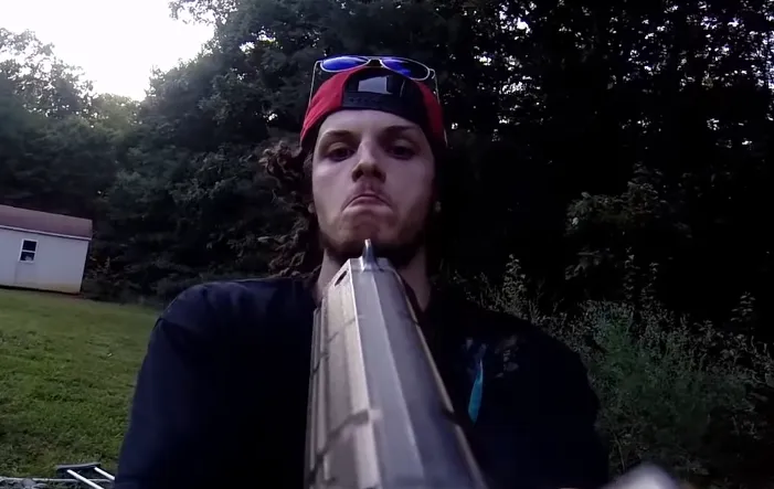 Idioot schiet zichzelf in zijn face met een paintball gun