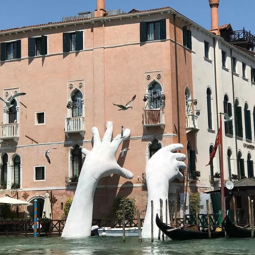 hands sculpture support lorenzo quinn venice 27 5918728c40d12 880