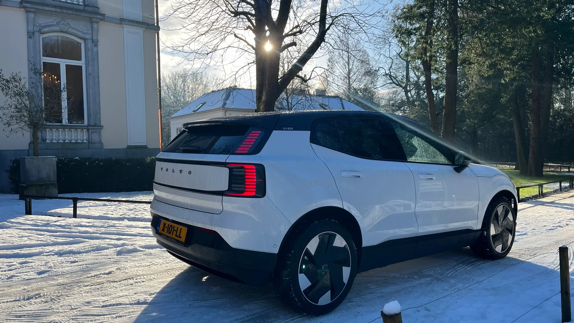 De Volvo EX30 zet de standaard hoog voor het elektrische autosegment