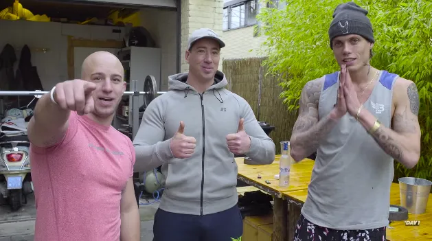 JayJay Boske duikt de achtertuin gym van Tony Junior in om lekker te zweten