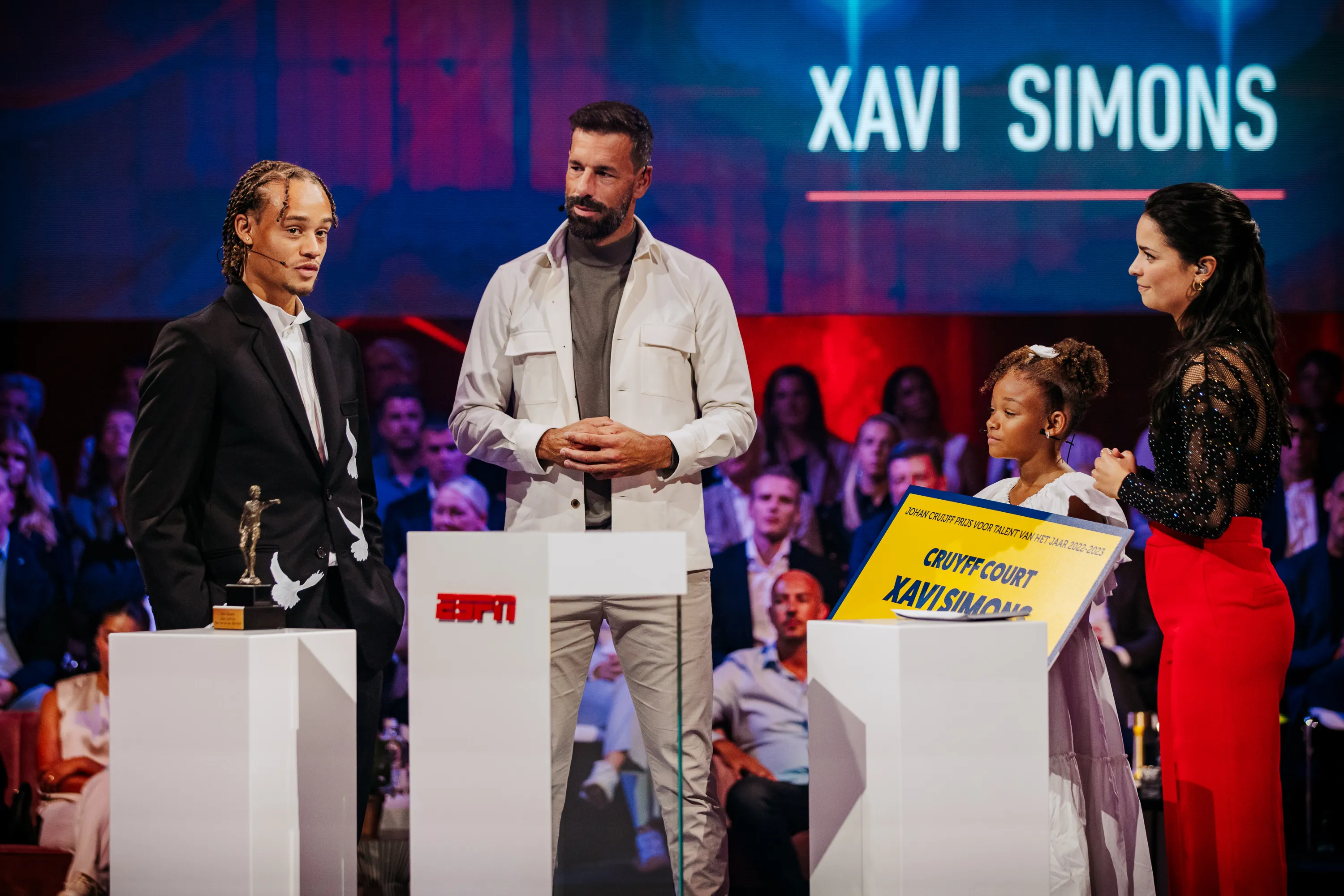 johan cruijf talenten xavi simons on stage nathanreinds eredivisieawards