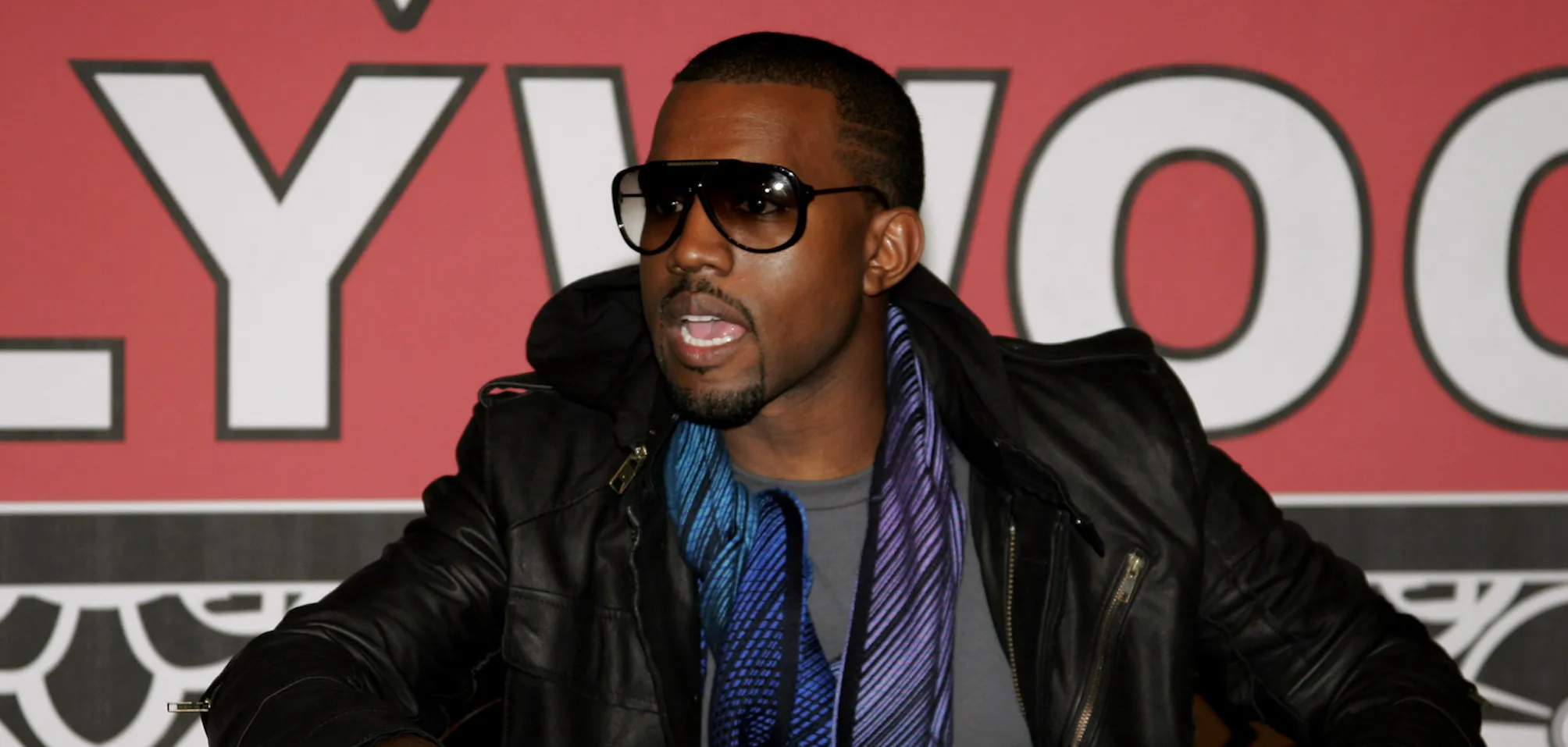 Kanye West letterlijk met de billen bloot in Venetië